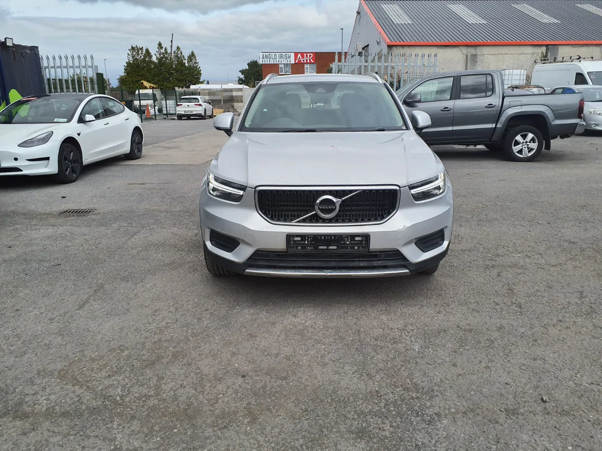 2019 Volvo xc40 - Image 2