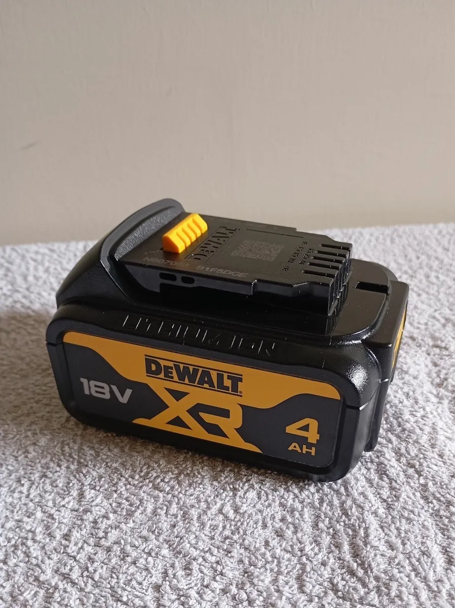 DeWalt LED Light and Battery (New) - Image 3