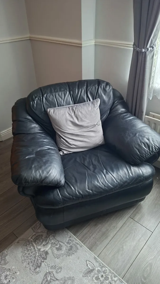 Leather couchs - Image 4