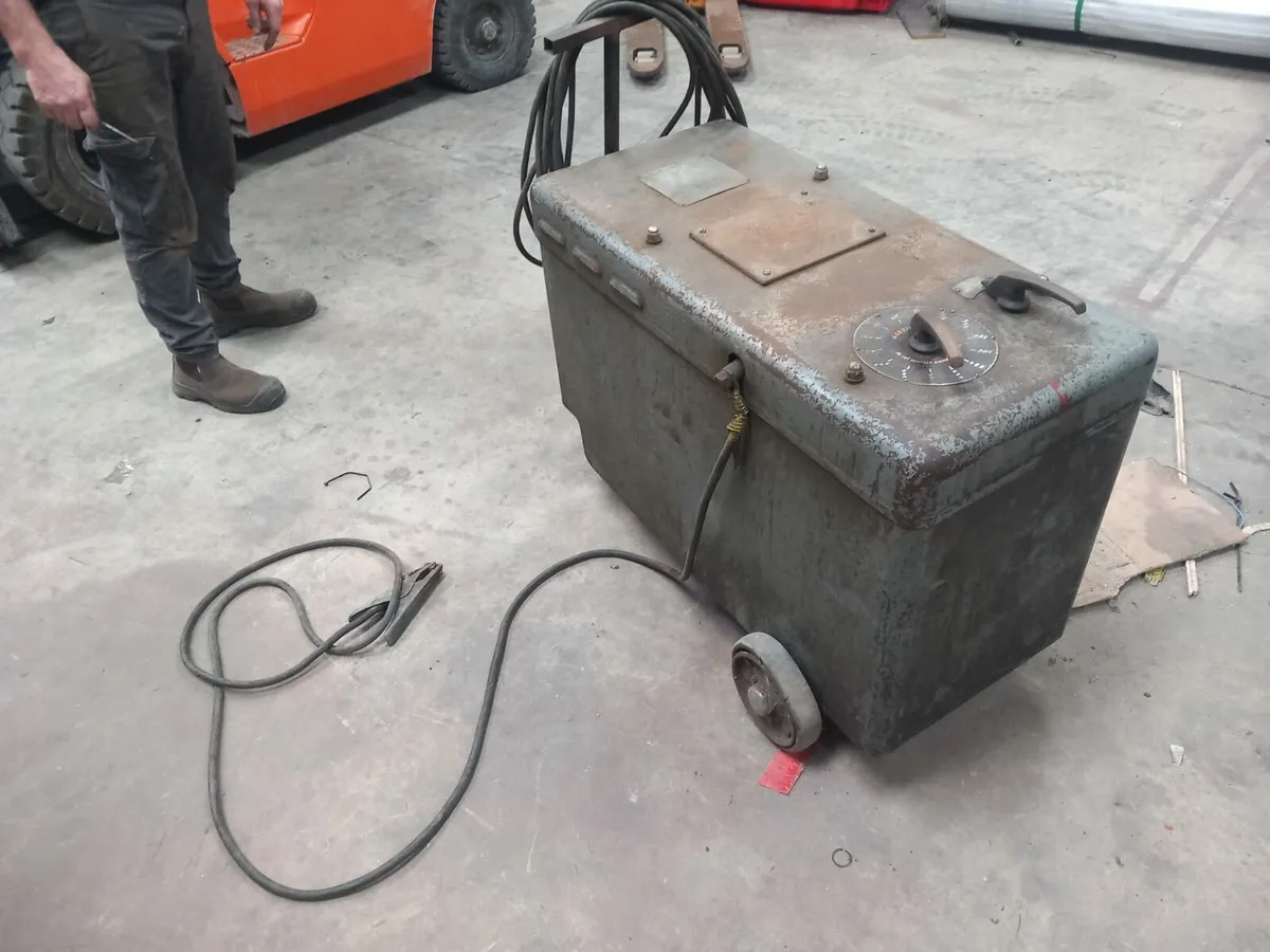 Welder, Forklift and other items - Image 1
