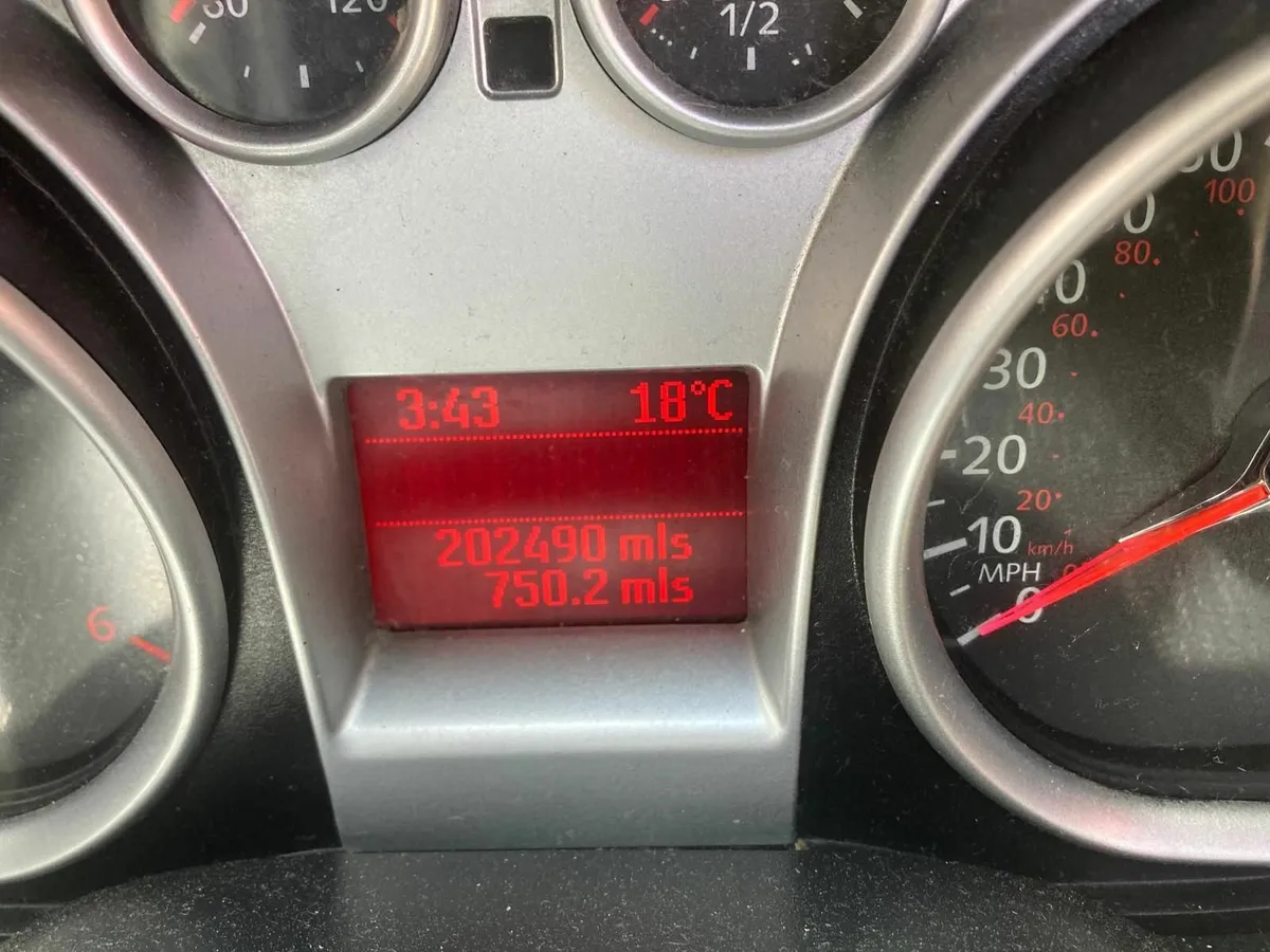 Ford Focus 2010 - Image 2