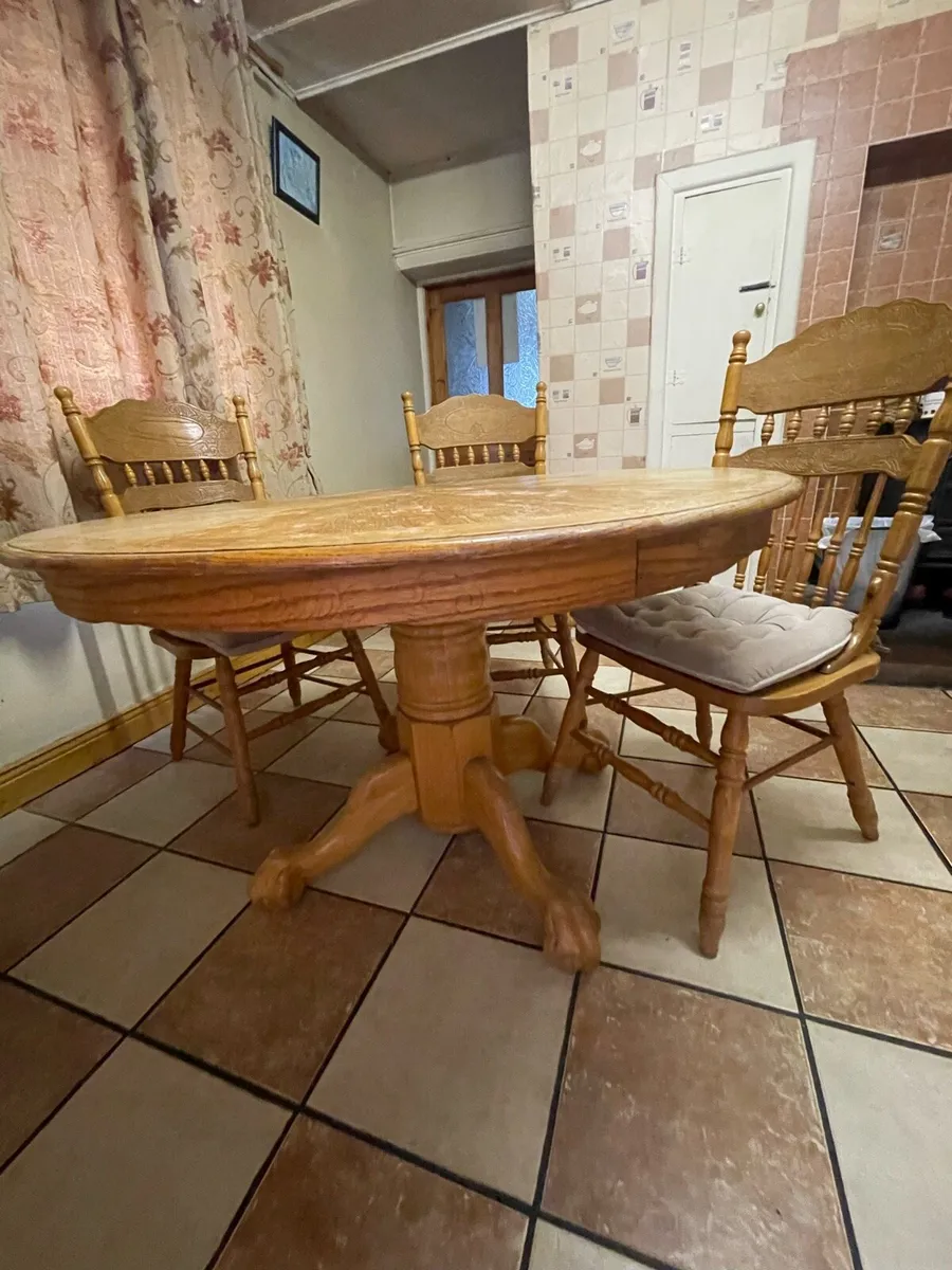 Table and chairs - Image 1