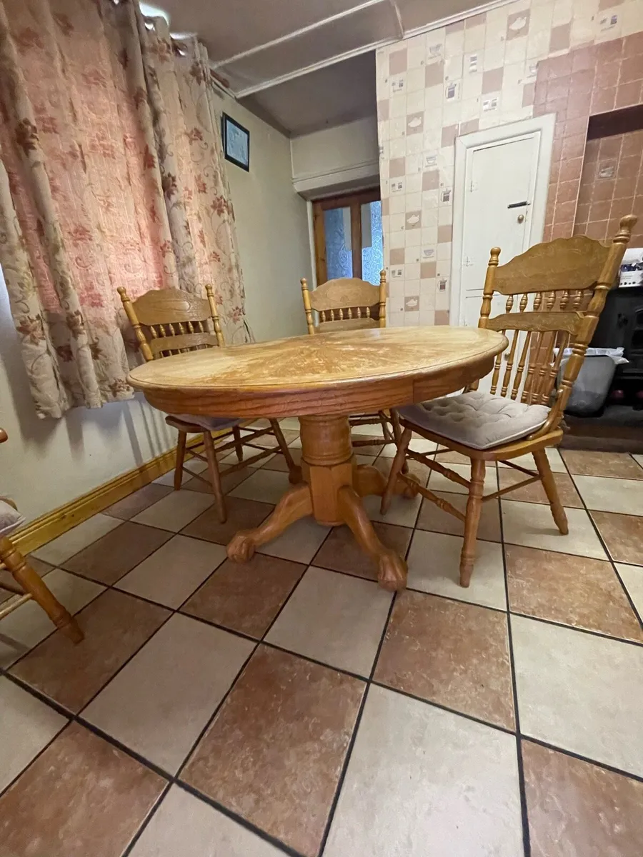 Table and chairs - Image 2