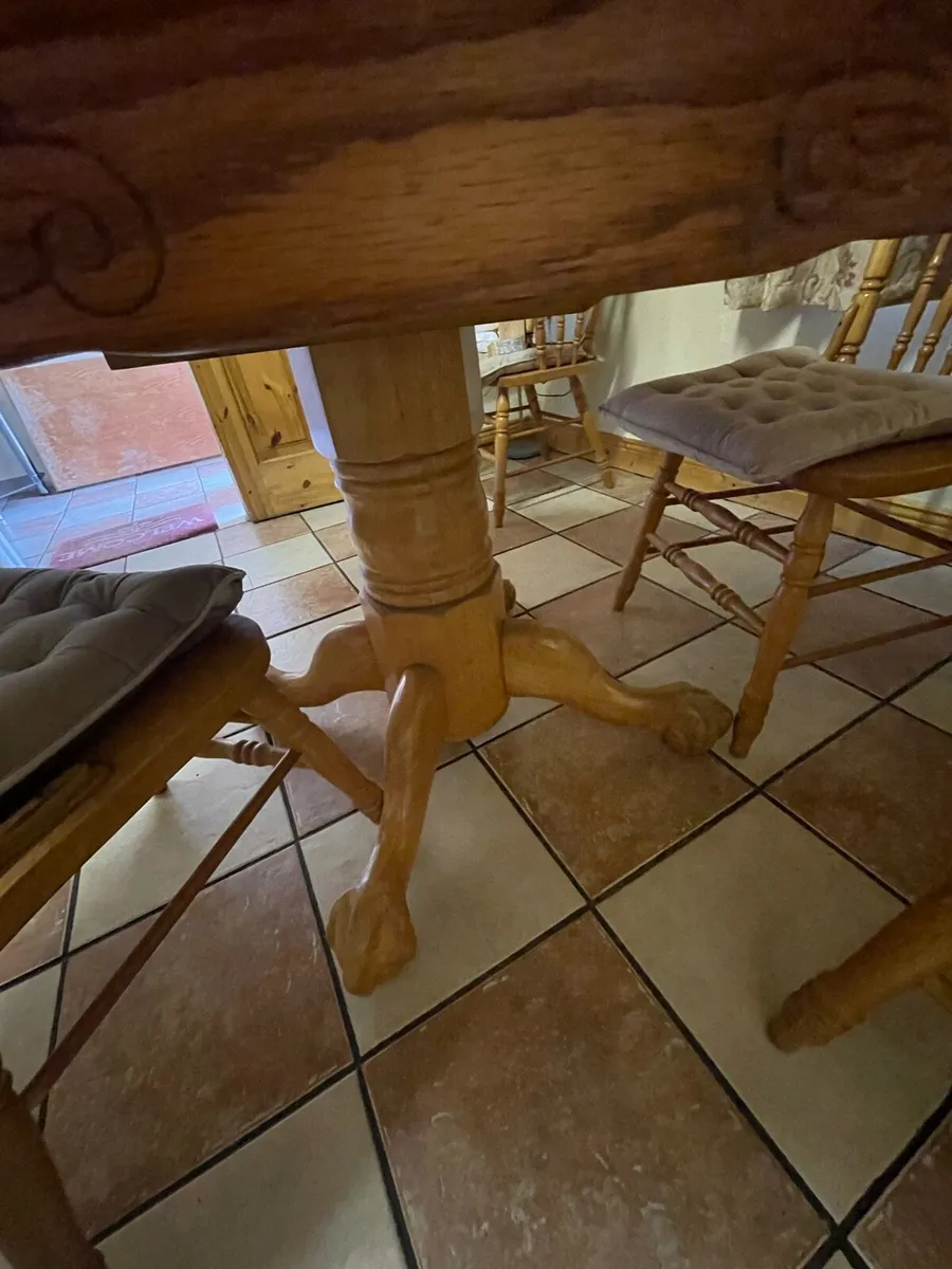 Table and chairs - Image 3