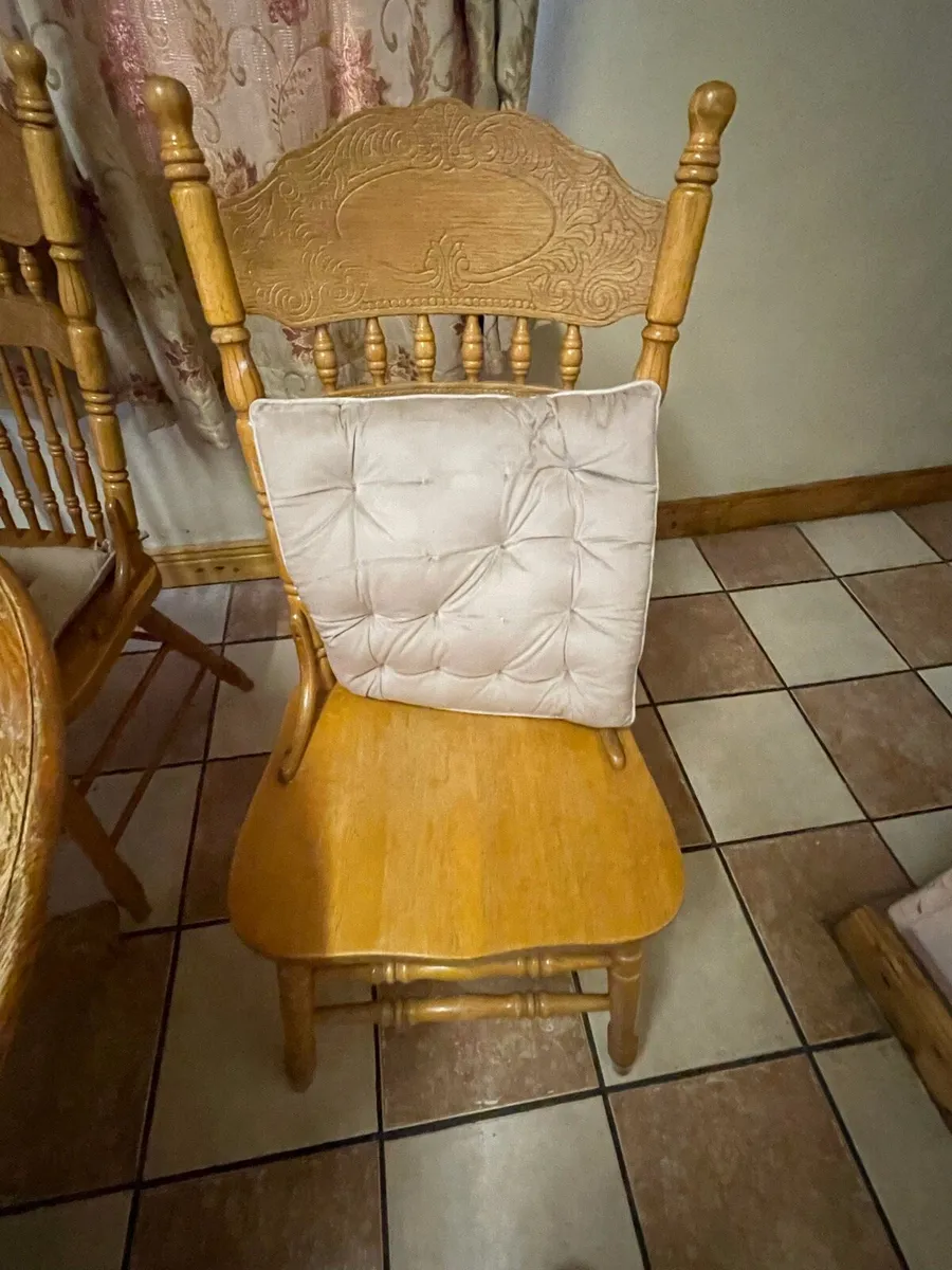 Table and chairs - Image 4