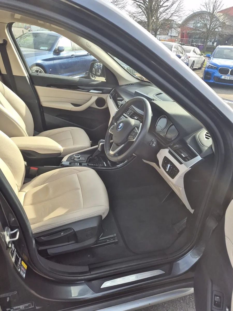 BMW X1 XDrive 25e 1.5L PHEV Auto Cream interior - Image 3