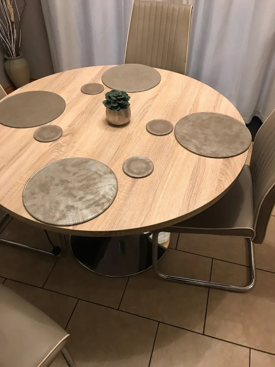 Table and 4 chairs and unit - Image 1