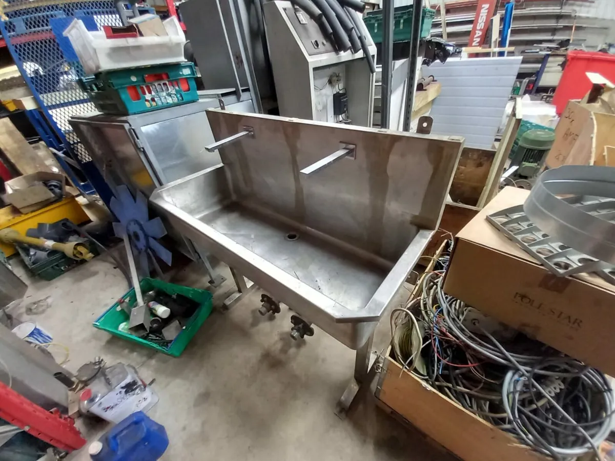 Wash station and other items - Image 1