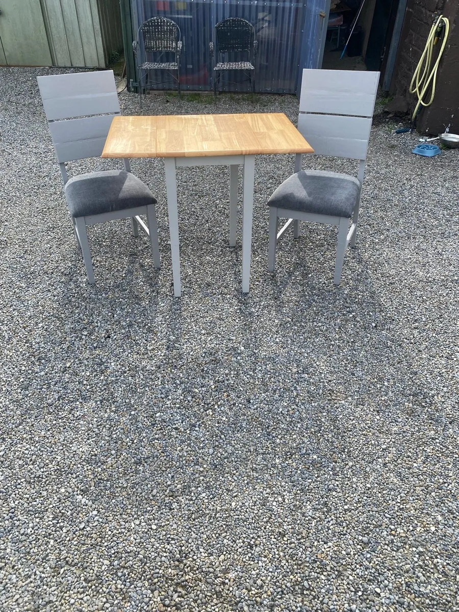 Table and chairs - Image 1