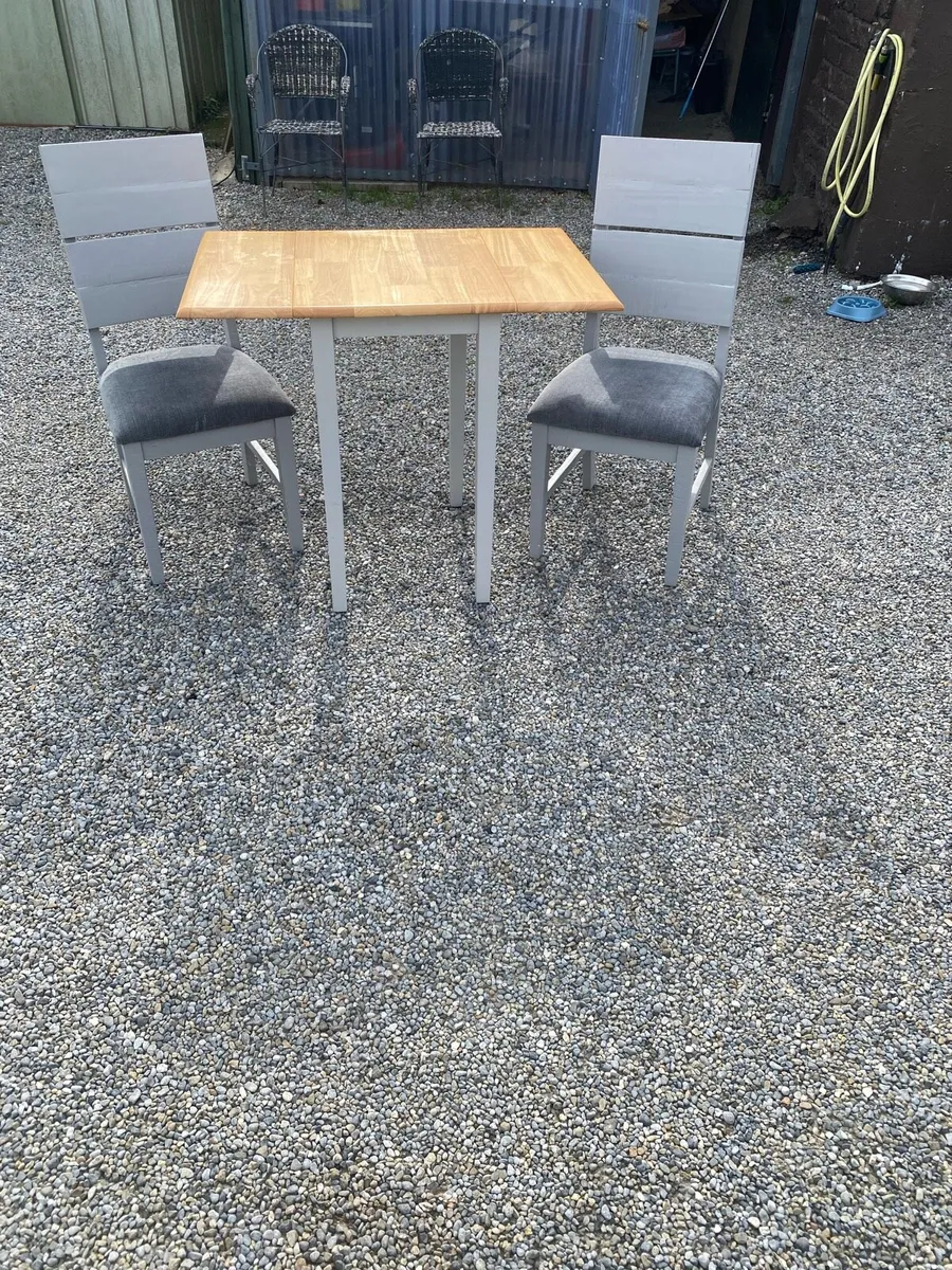 Table and chairs - Image 2