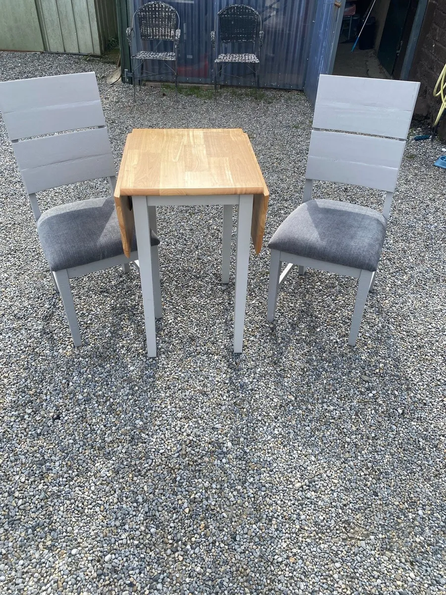 Table and chairs - Image 3