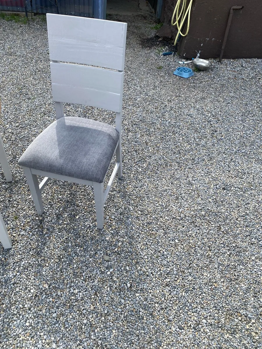 Table and chairs - Image 4