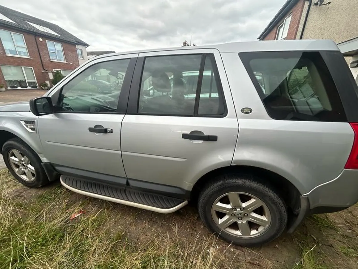 2010 Land Rover Freelander - Image 2