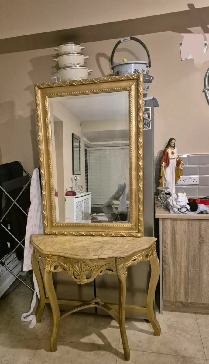 Hall Table with matching Mirror
Gold gilt coloured - Image 1