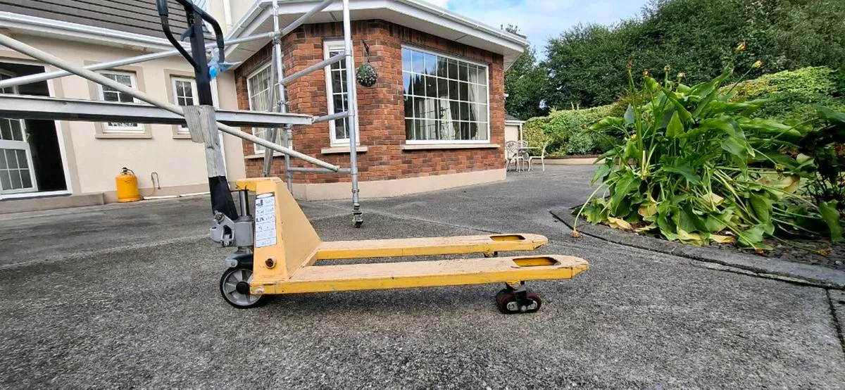 Palette truck--Total Source- 2500kg like new - Image 2