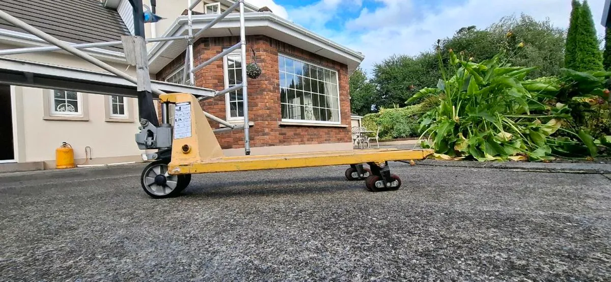 Palette truck--Total Source- 2500kg like new - Image 3
