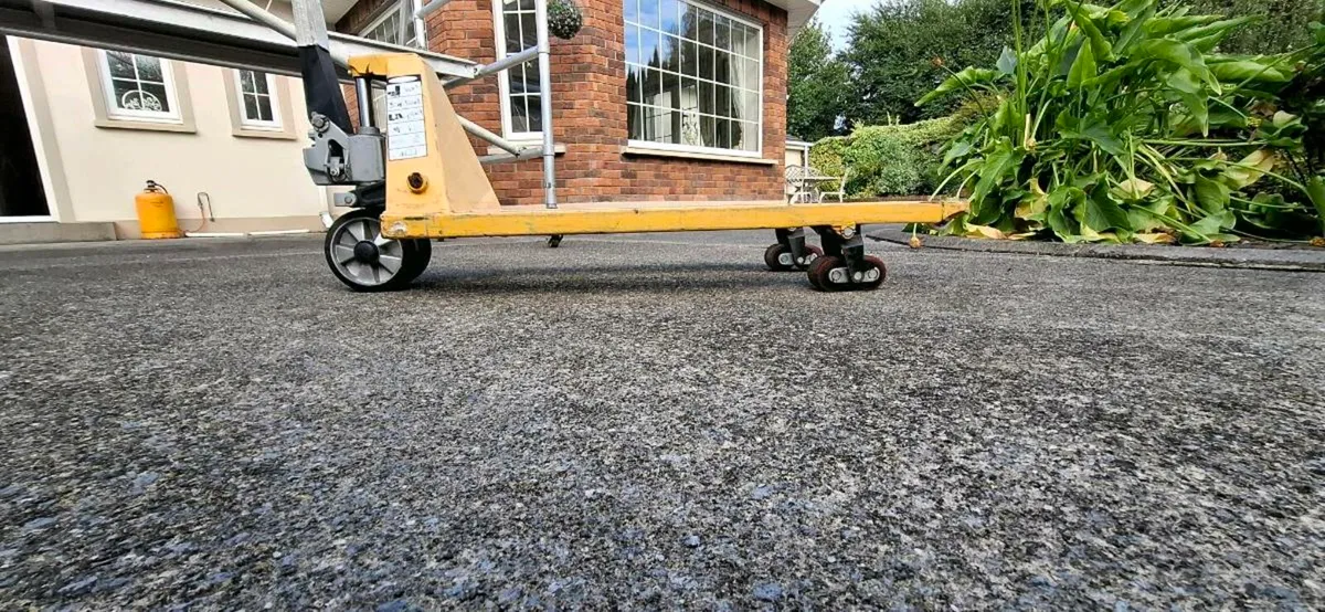 Palette truck--Total Source- 2500kg like new - Image 4