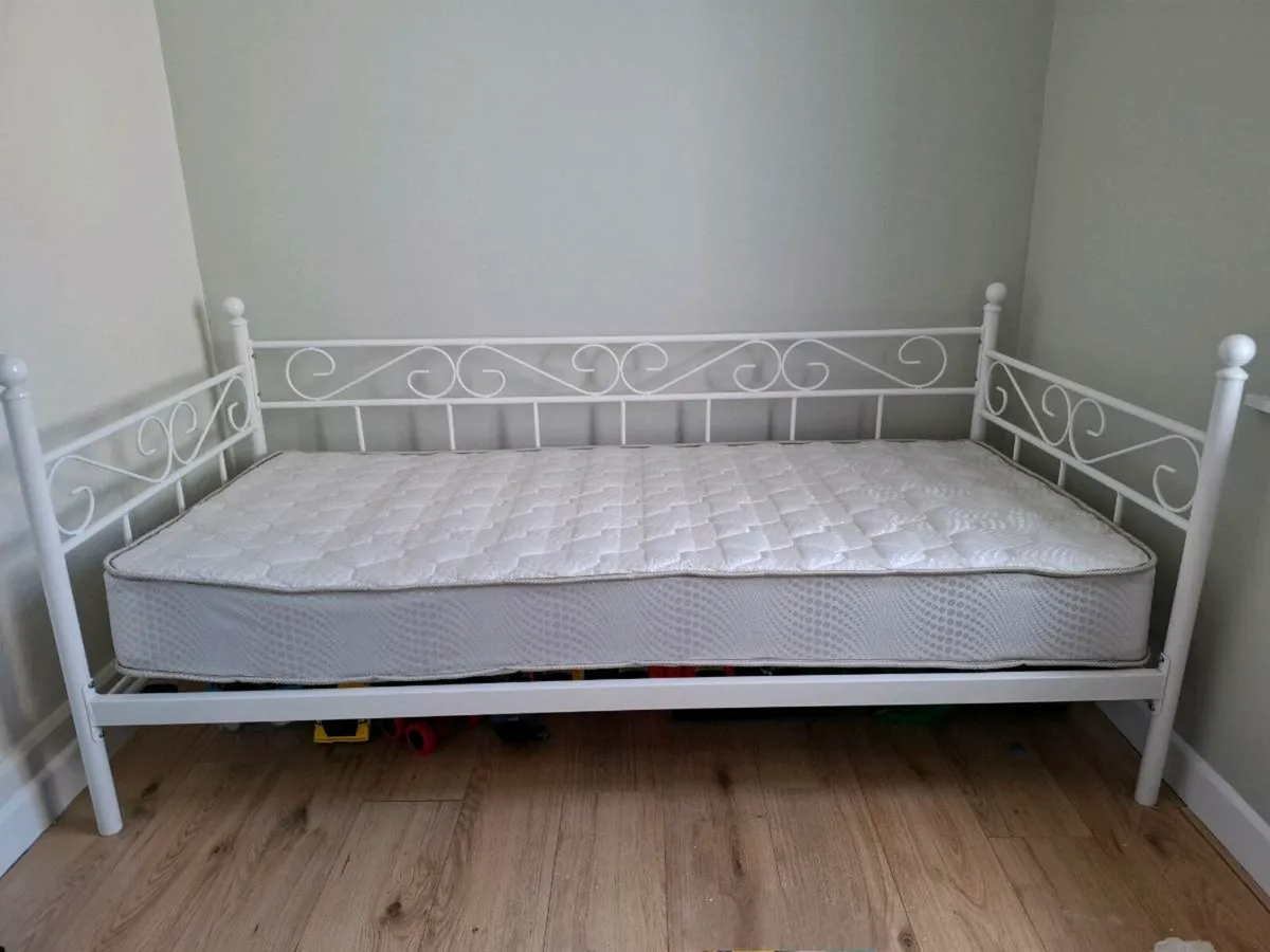 Day bed - Image 1