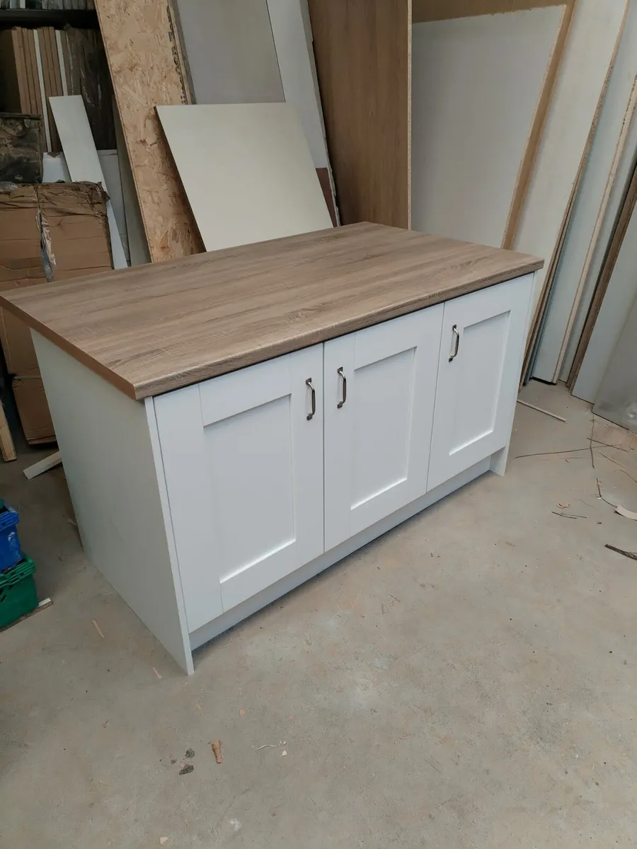 Kitchen island - Image 1