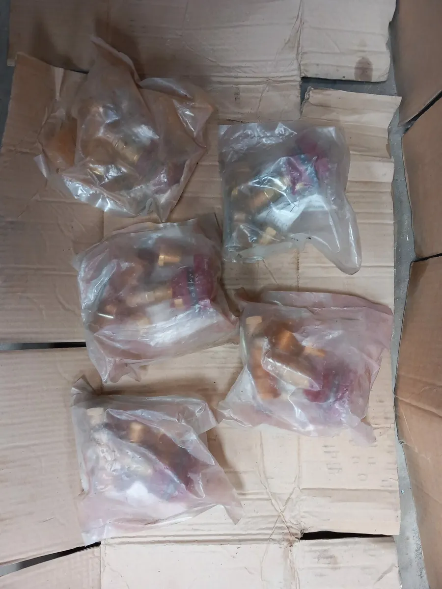 Pipe and valve fittings - Image 3