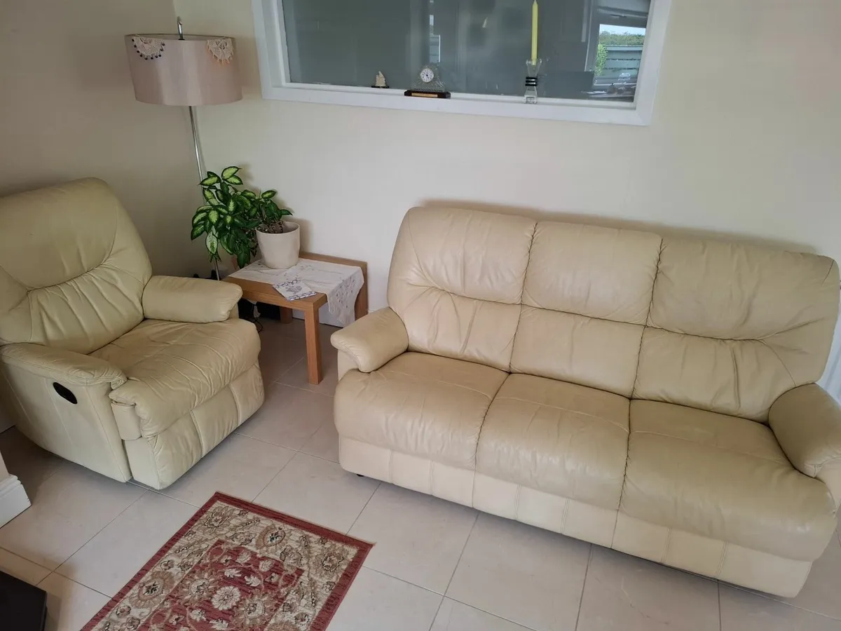 Leather sofa and two arm chairs - Image 1