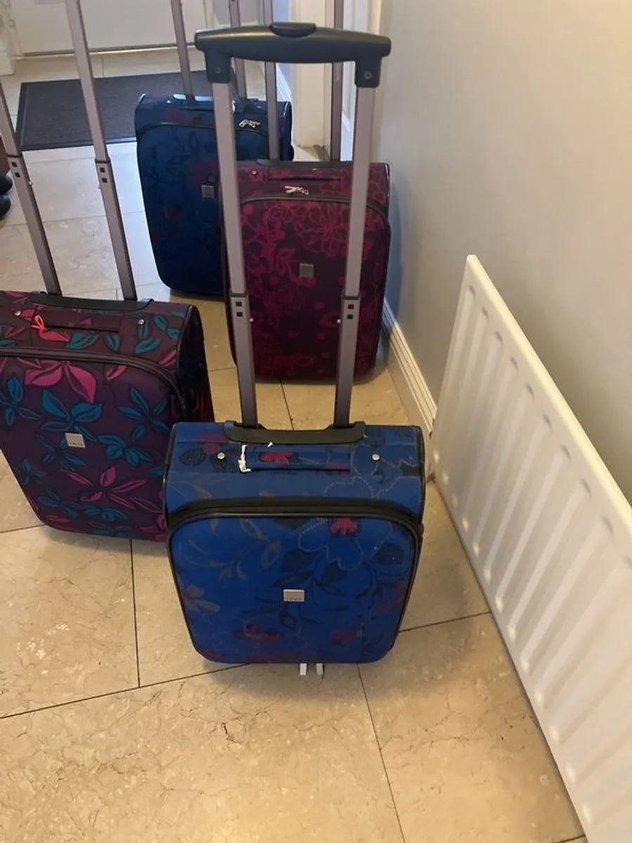 Four Tripp suitcases - Image 2