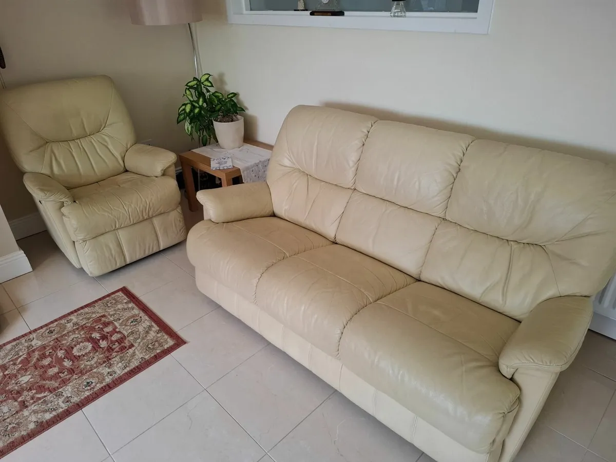 Leather sofa and two arm chairs - Image 2