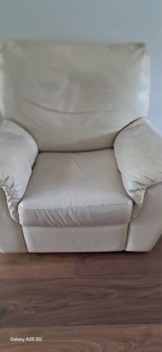Cream leather sofa and armchairs - Image 2
