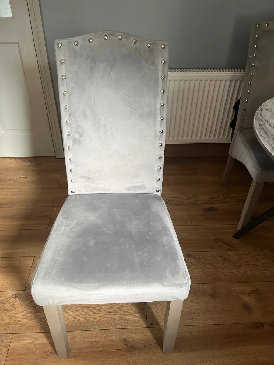 Table and chairs - Image 1