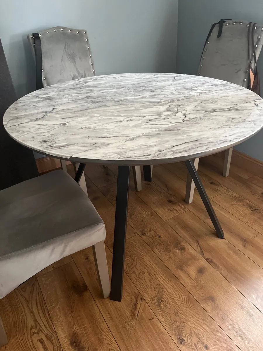 Table and chairs - Image 2