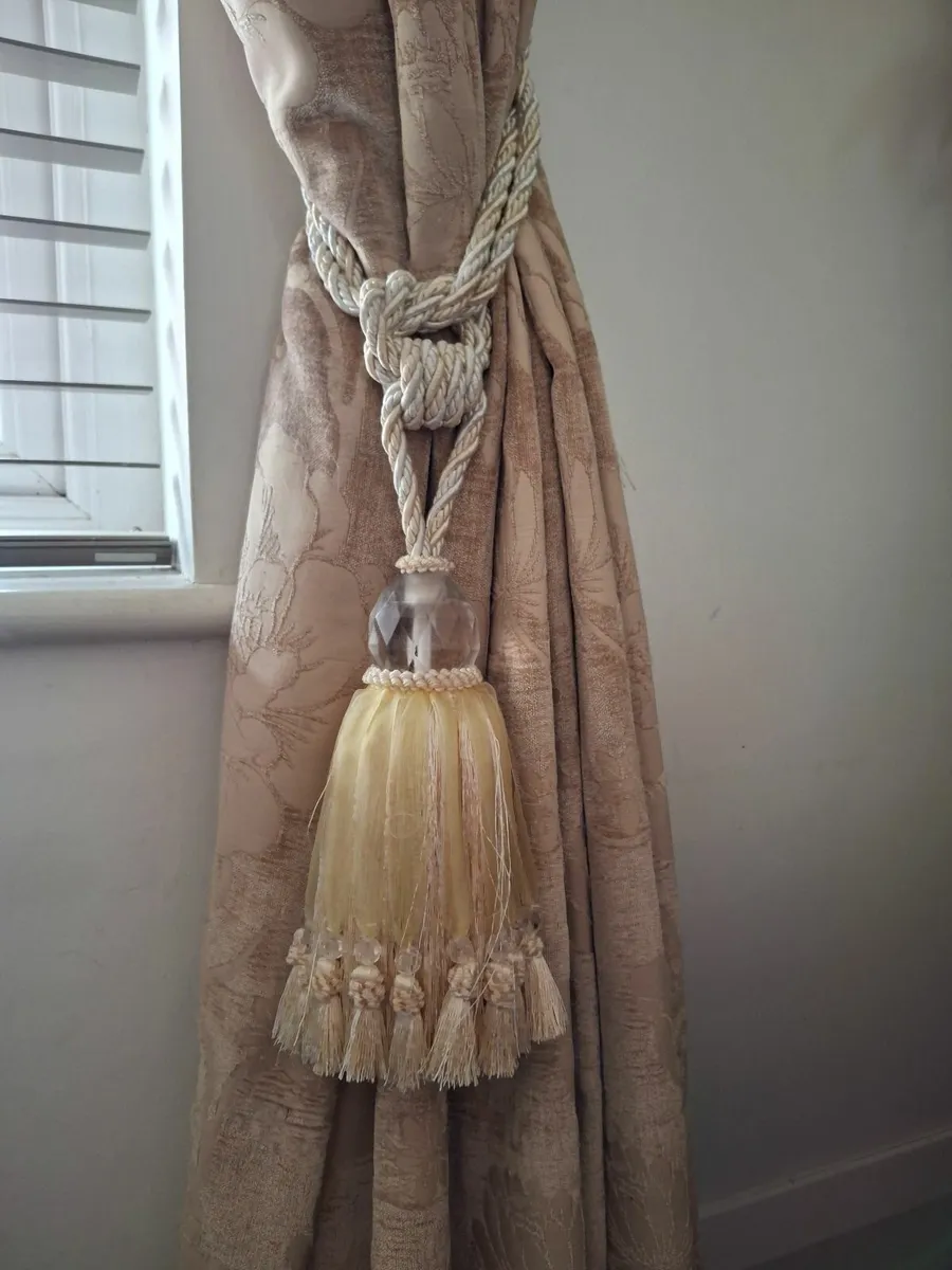 Curtains and Pole - Image 4