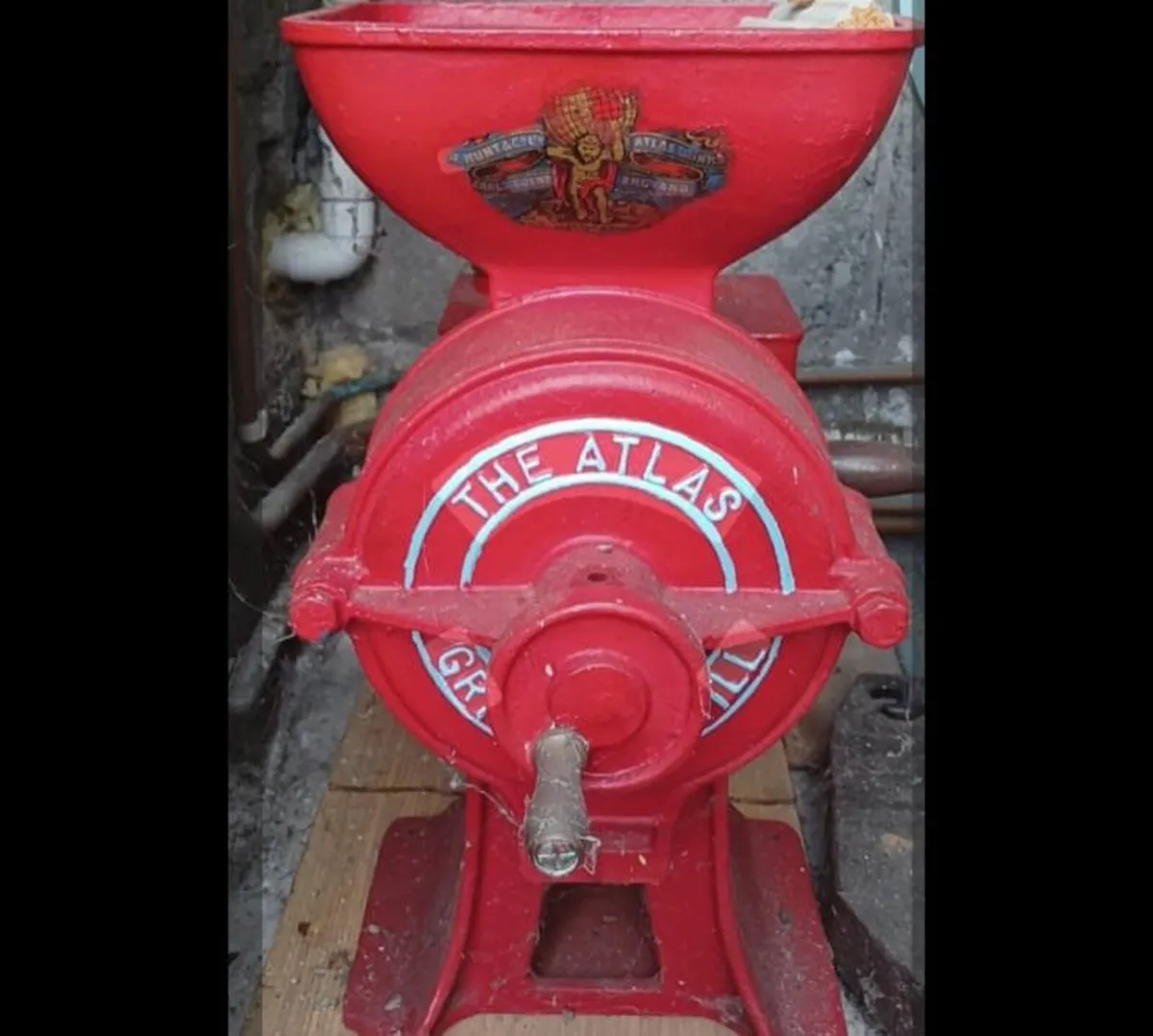 Vintage grinding mill - Image 1