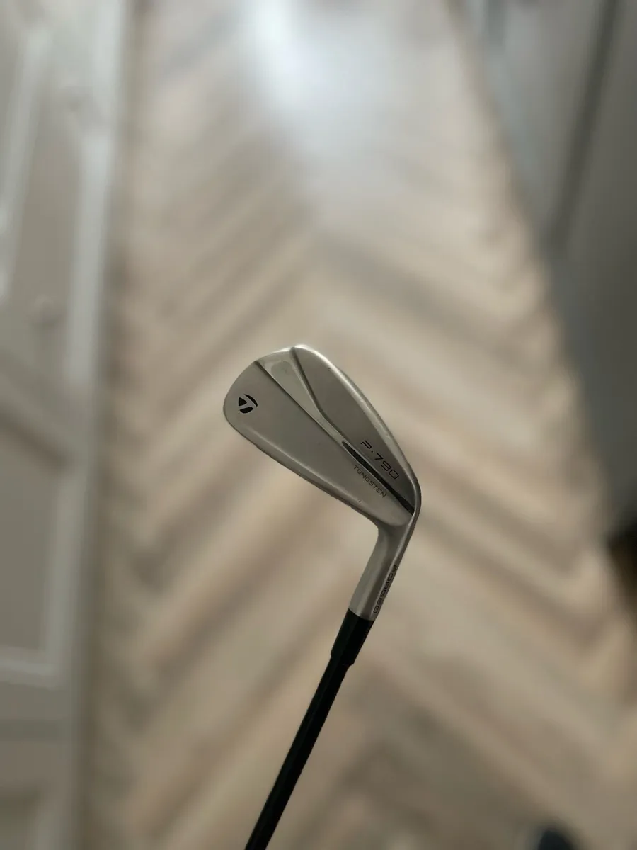 Taylormade p790 2 iron - Image 1