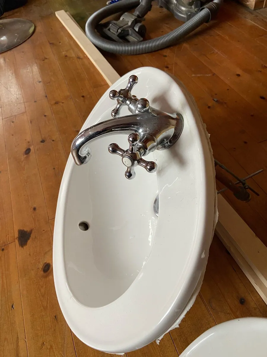 Bathroom basins x2, including taps. 80€ for both. - Image 2