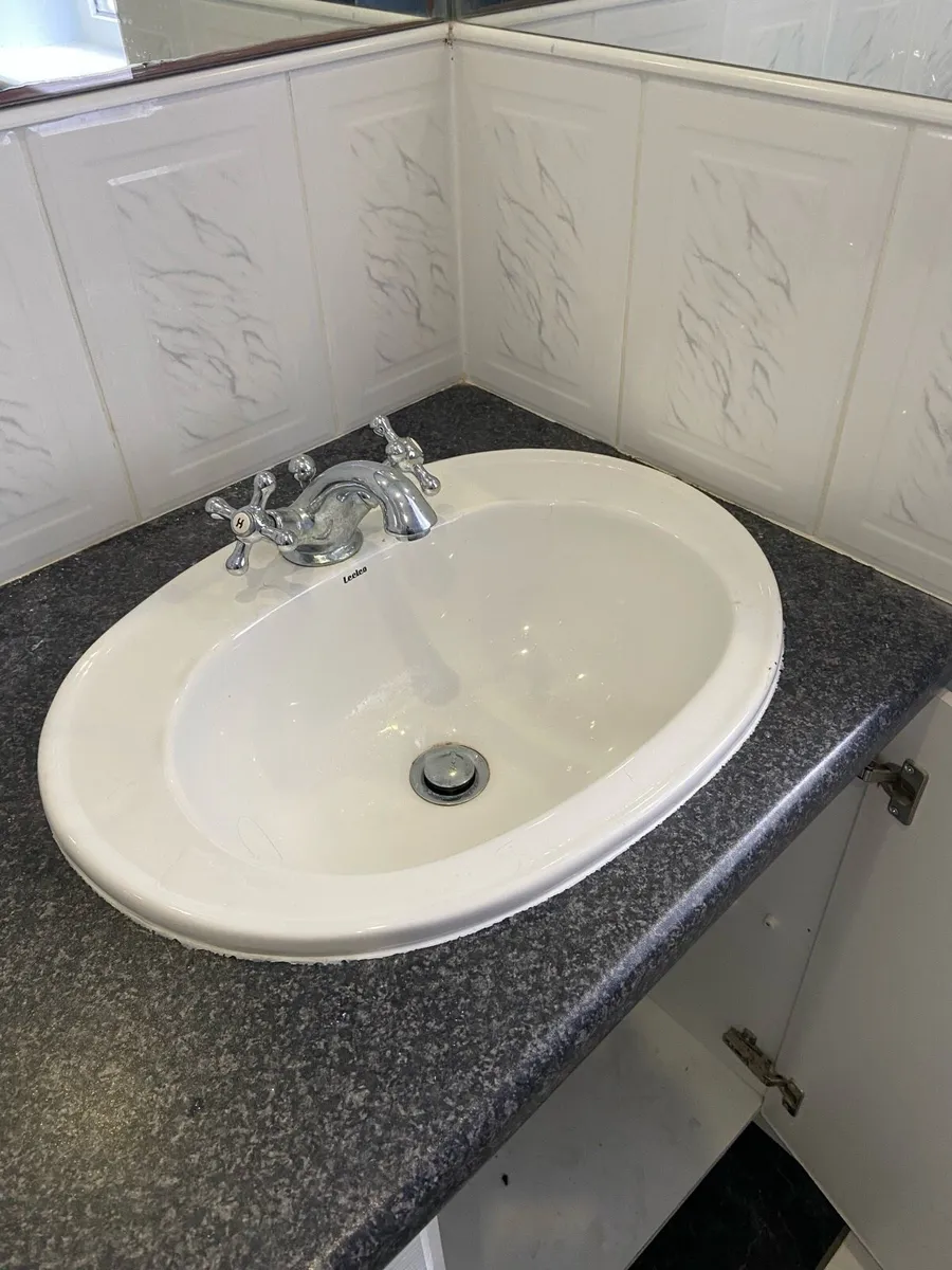 Bathroom basins x2, including taps. 80€ for both. - Image 1