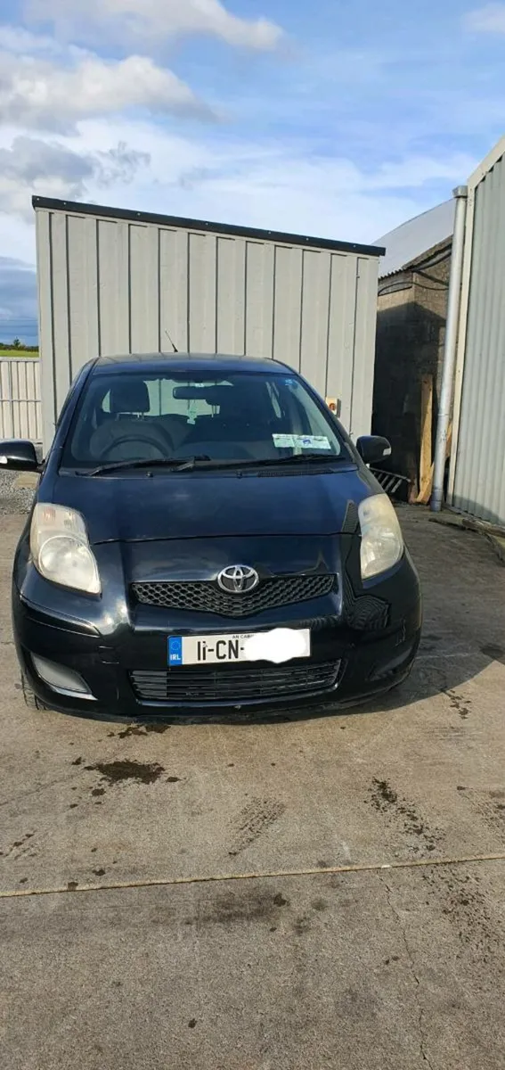 11 TOYOTA VITZ AUTO - Image 2