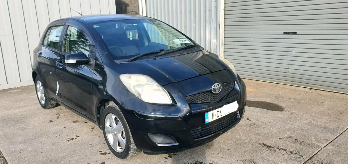 11 TOYOTA VITZ AUTO - Image 3