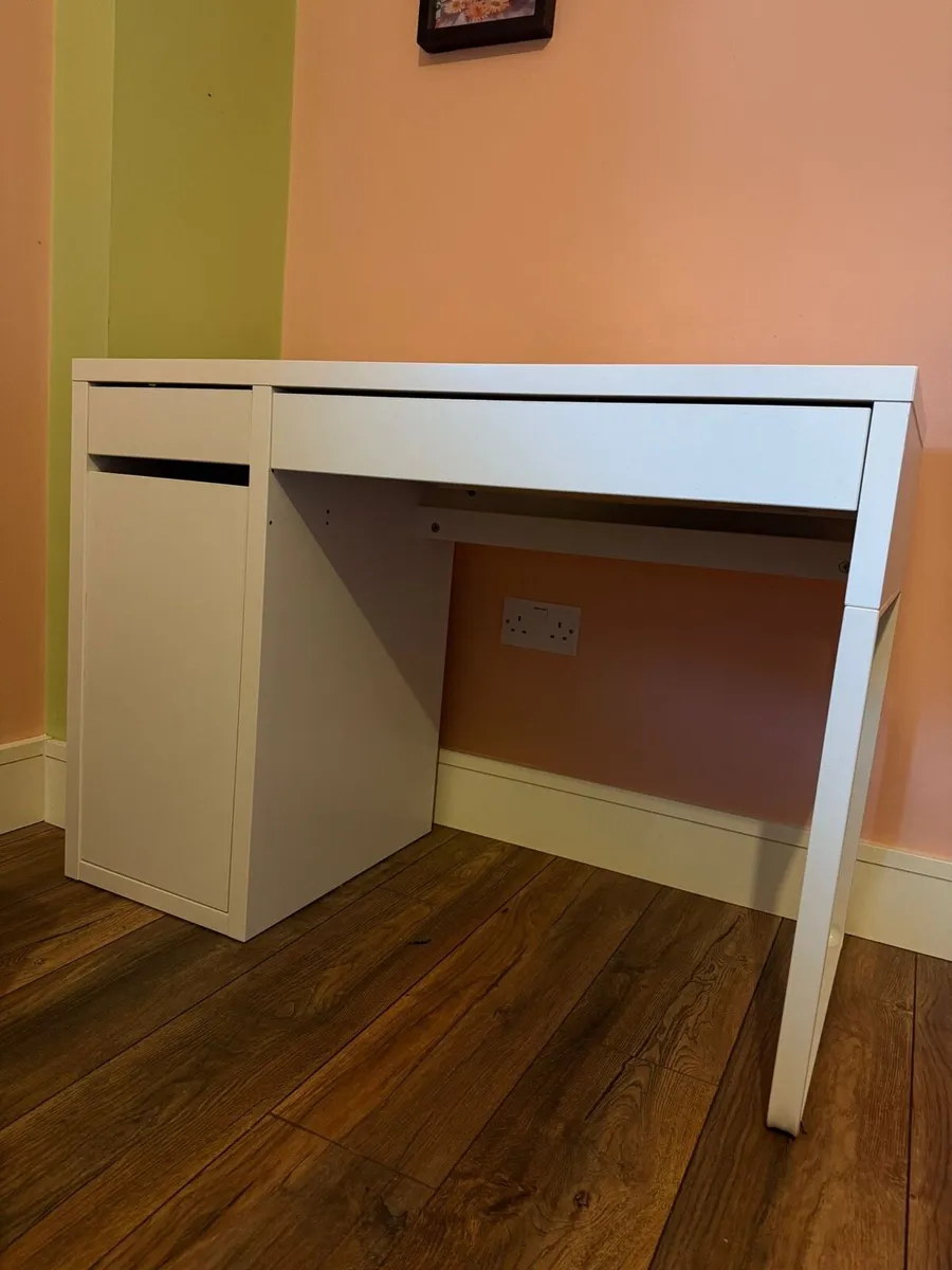 Computer table - Image 1