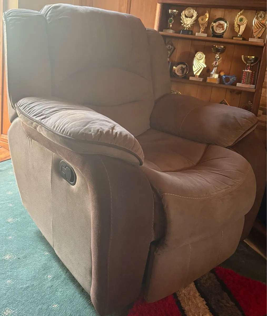 3 Seater Sofa and 2 Armchairs - Image 3