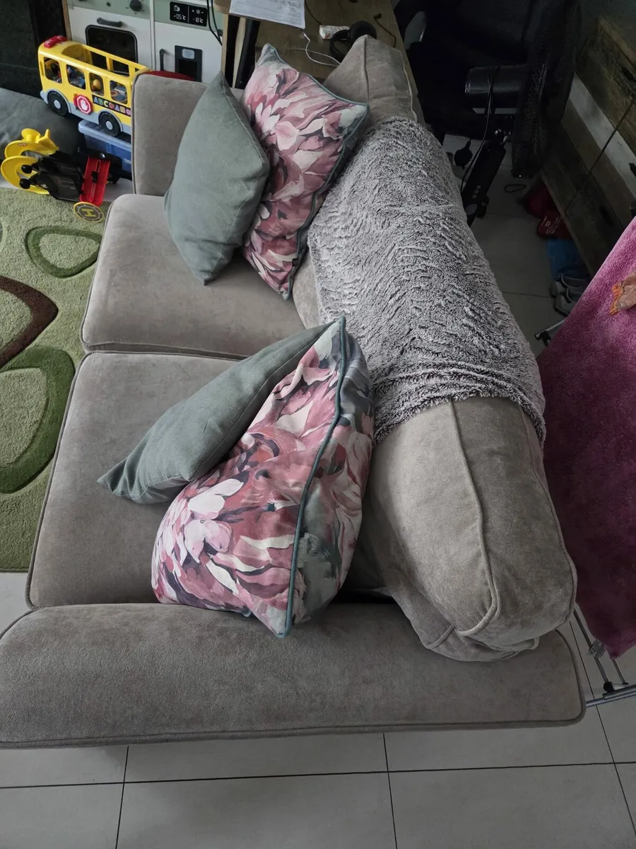 Large 2 seater sofa. - Image 3