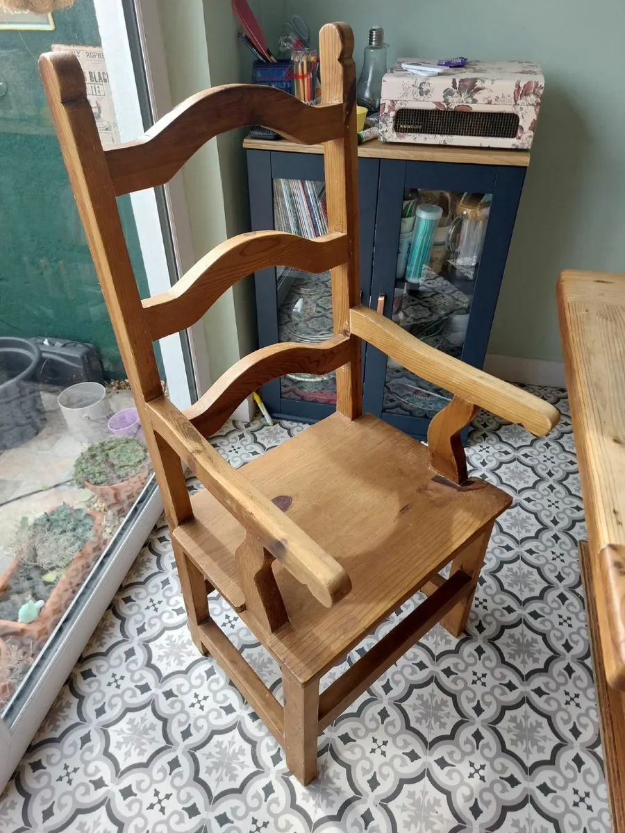 Dining room table and 6 chairs - Image 1