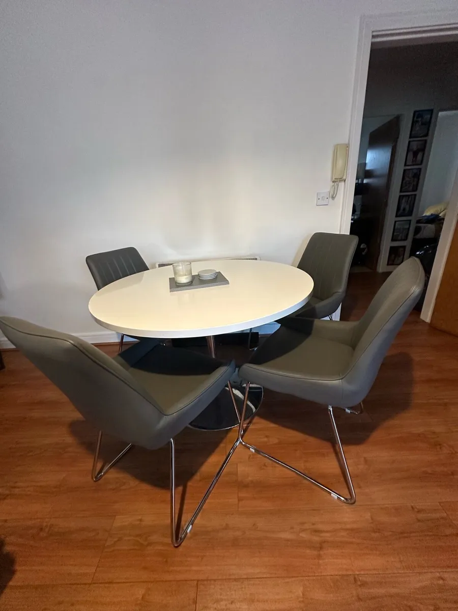 ROUND TABLE + 4 CHAIRS - Image 1