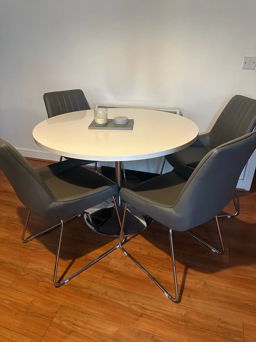 ROUND TABLE + 4 CHAIRS - Image 2