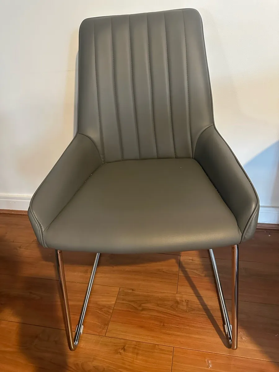 ROUND TABLE + 4 CHAIRS - Image 3