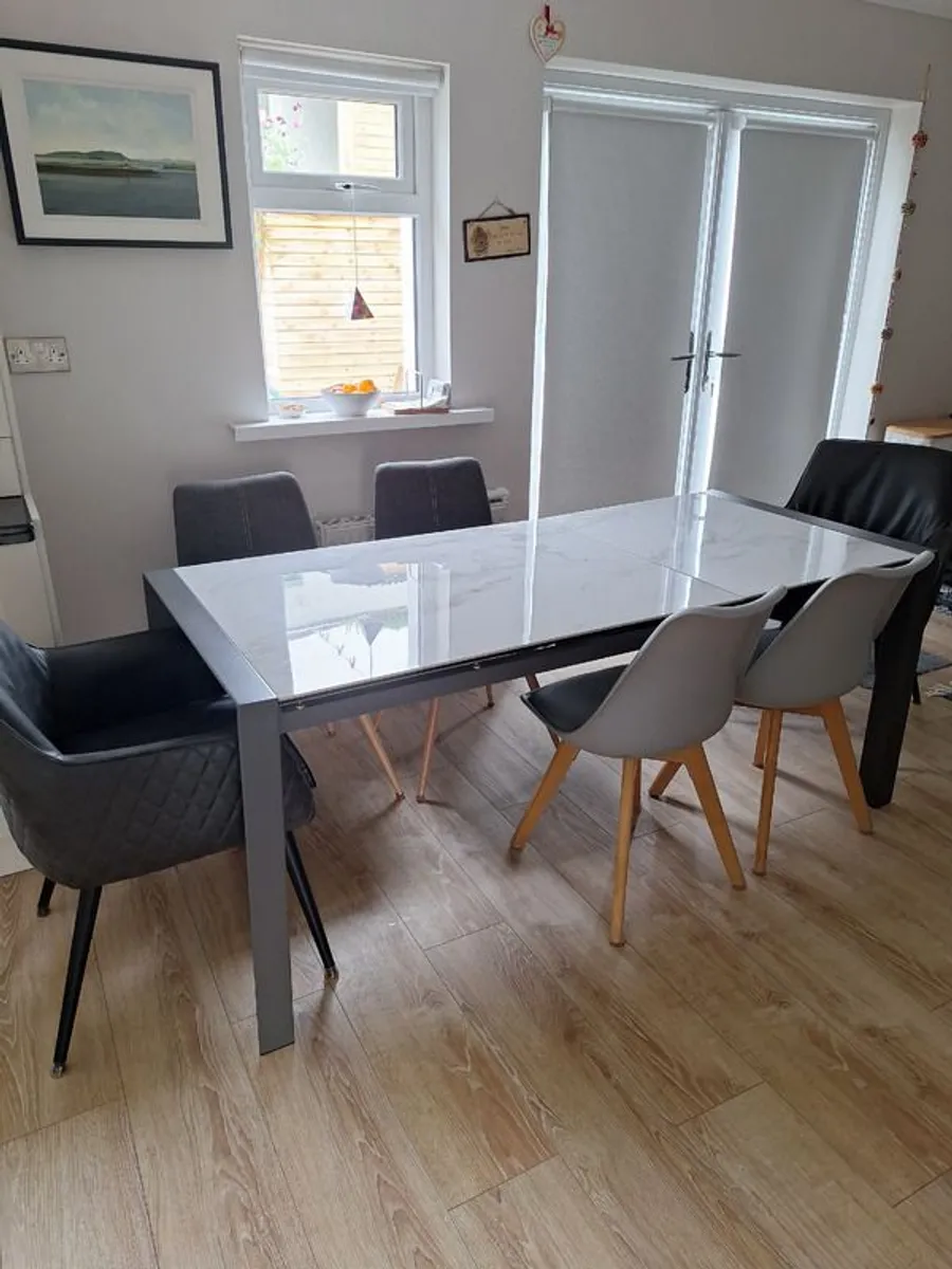 Kitchen table - Image 1