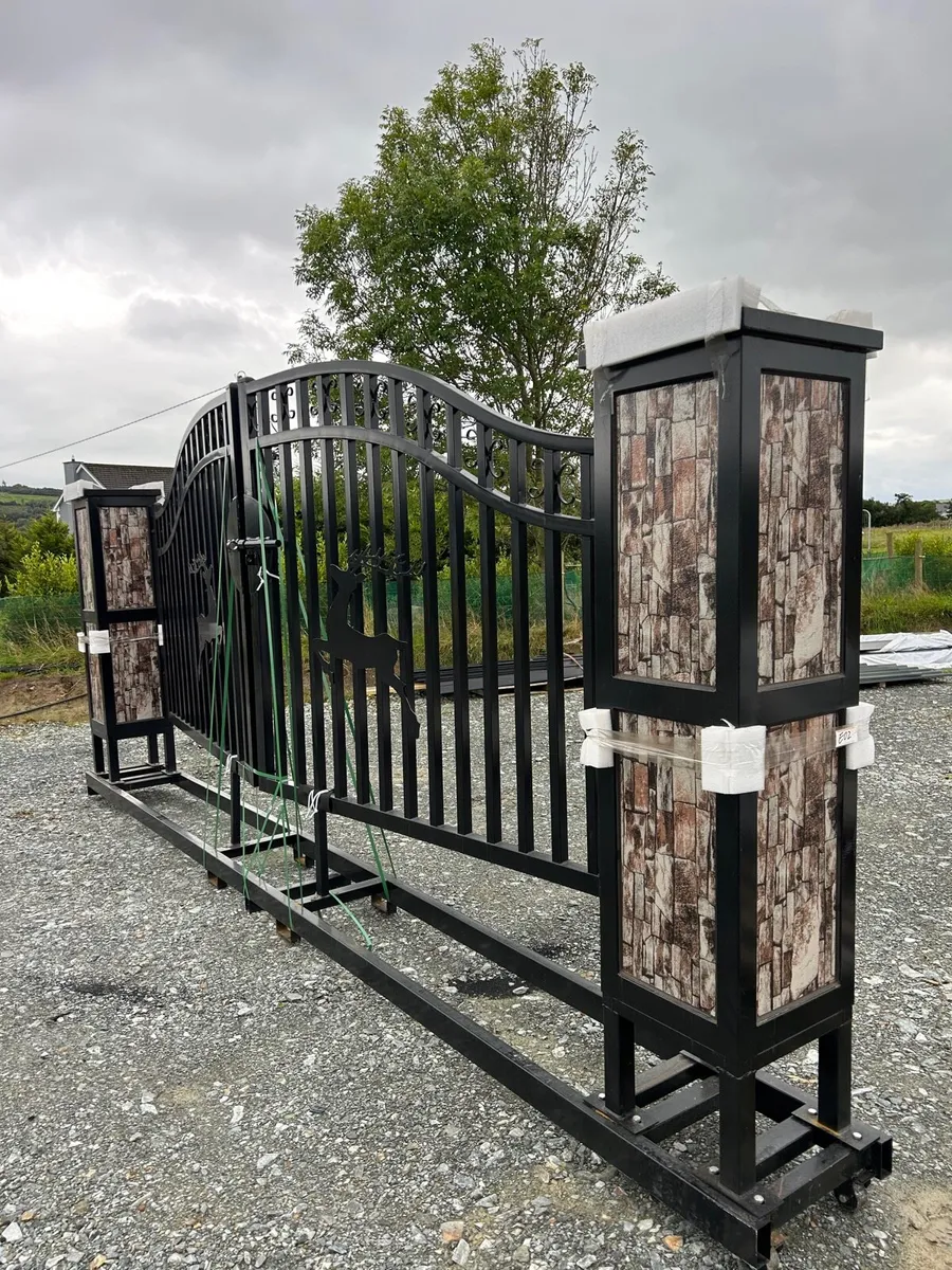 New Gates with piers - Image 2