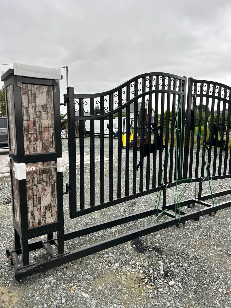 New Gates with piers - Image 4