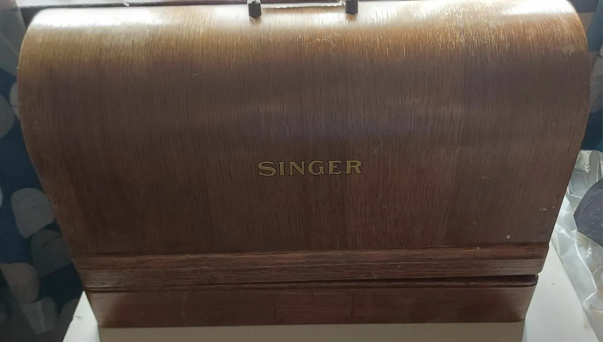 Vintage Singer Sewing Machine - Image 1
