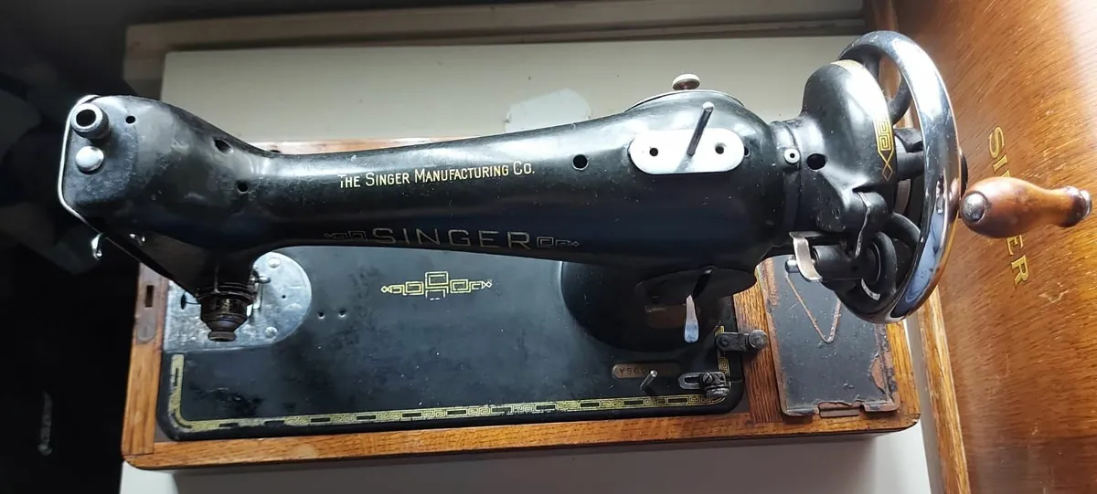 Vintage Singer Sewing Machine - Image 2