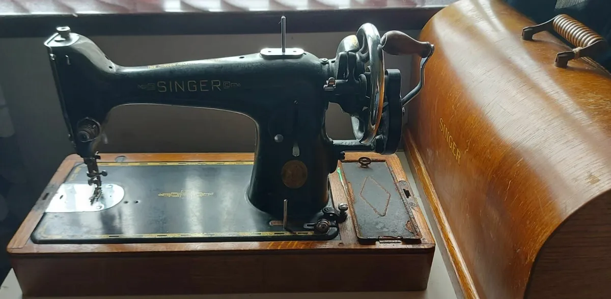 Vintage Singer Sewing Machine - Image 3